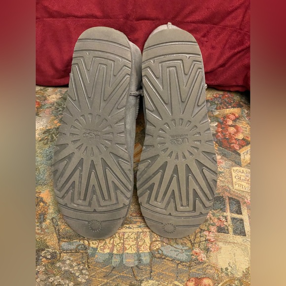 Ladies UGG Classic Short Boots - Picture 3 of 4